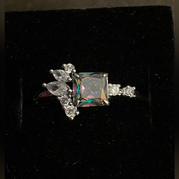 Rainbow topaz, cubic zirconia on rhodium plating - Picture 1 of 2